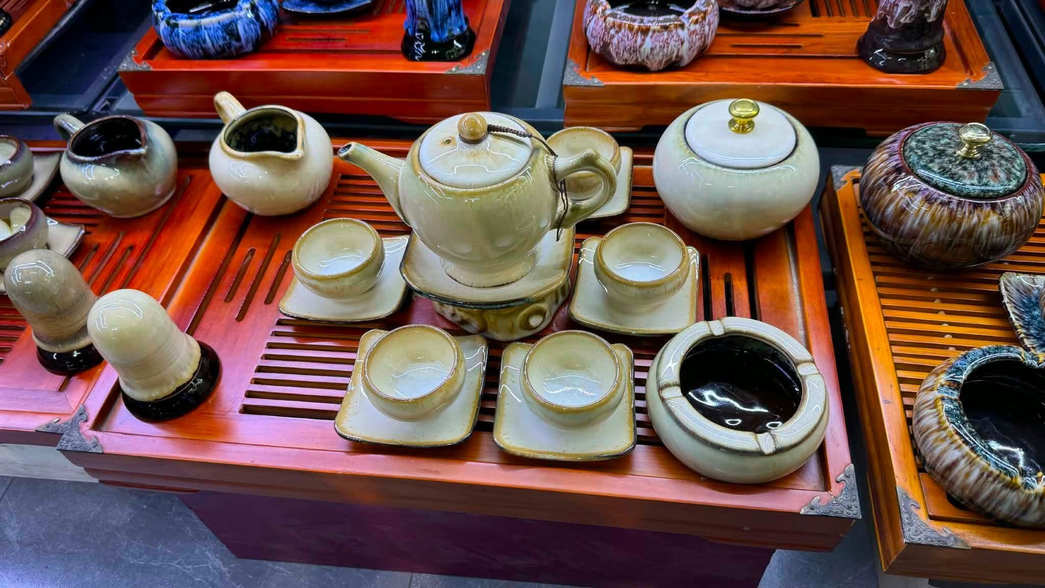 Handgefertigte Keramik und Teekannen aus dem Pottery Village Bát Tràng in Hanoi, Vietnam